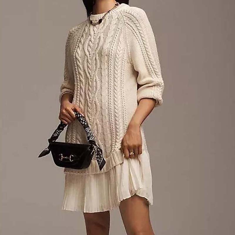 Winter-Look: Figurbetontes Mini-Pulloverkleid